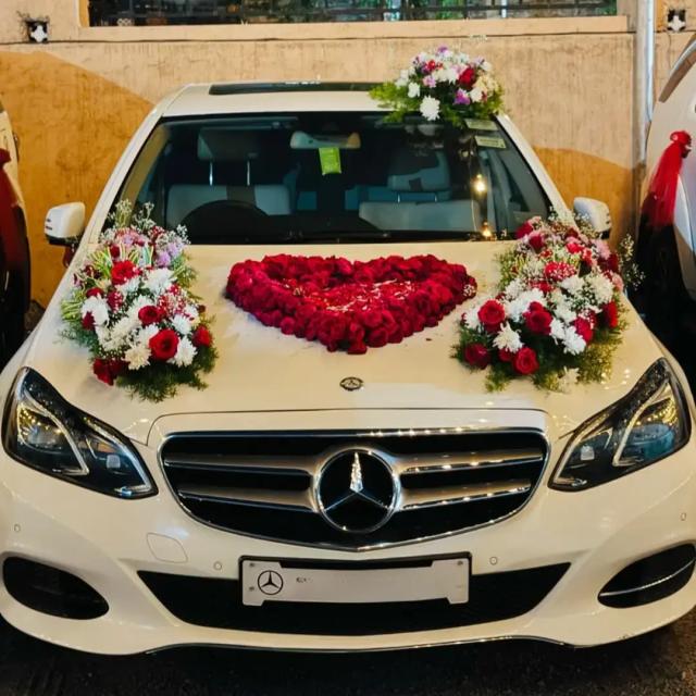 Simple Romantic Wedding Car Decor