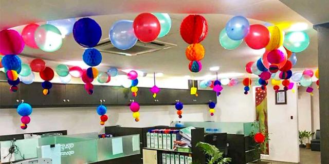 Lanterns And Balloons Office Decor Set 